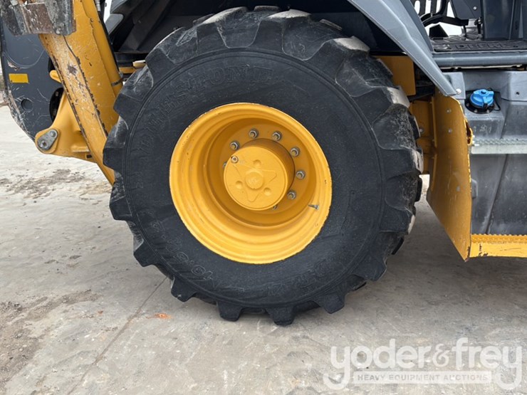 2020-deere-310l-image-16