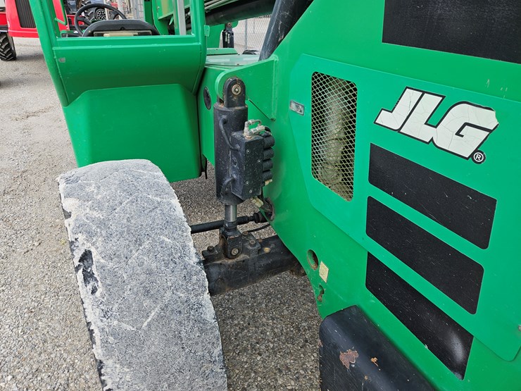 2016-jlg-8042-image-11