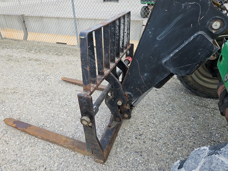 2016-jlg-8042-image-5