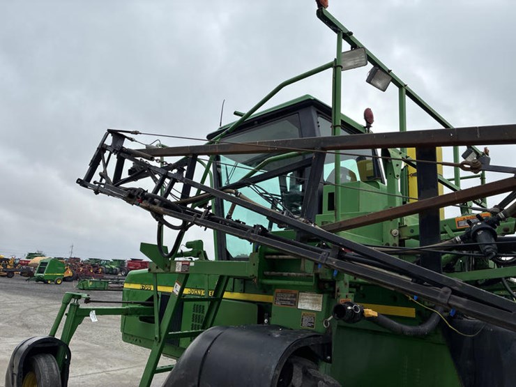 2000-john-deere-6700-image-30