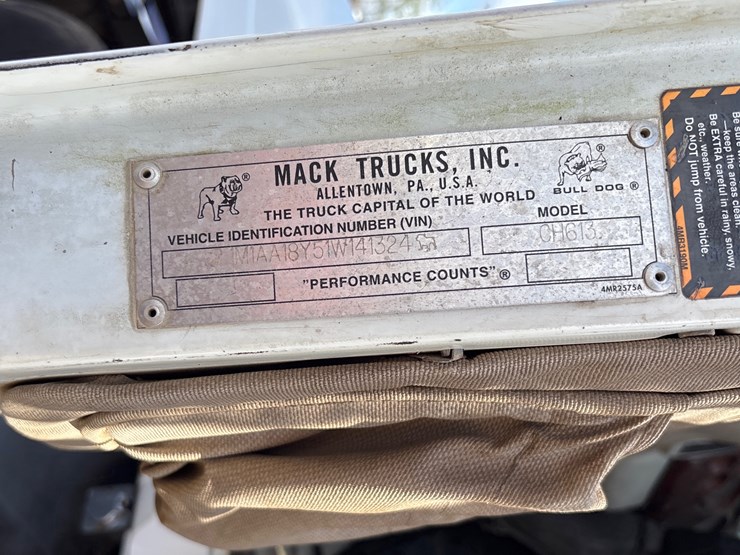 2001-mack-ch613-image-12