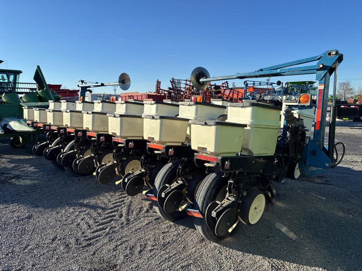 2009-kinze-3000-image-45