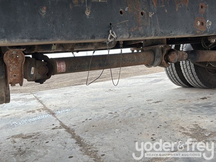 2002-freightliner-fl70-image-18