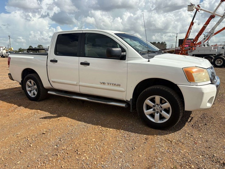 2010-nissan-titan-se-image-4