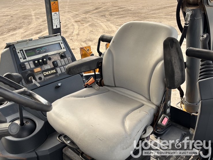 2019-deere-310l-image-44