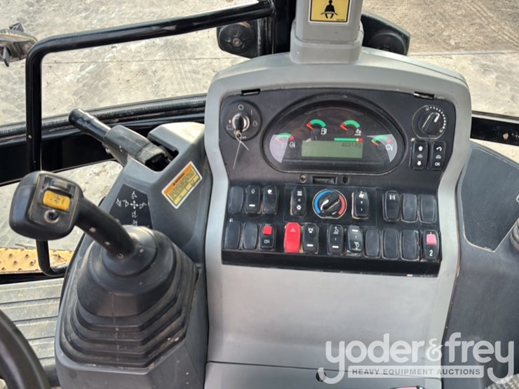 2016-caterpillar-420f2-it-image-53