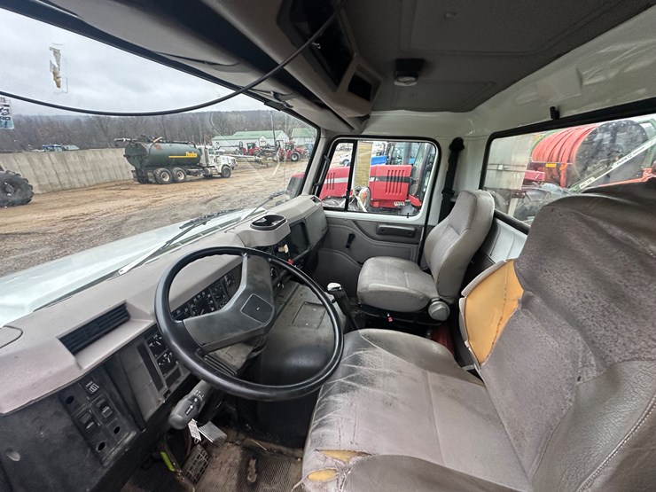 2002-international-8100-image-14