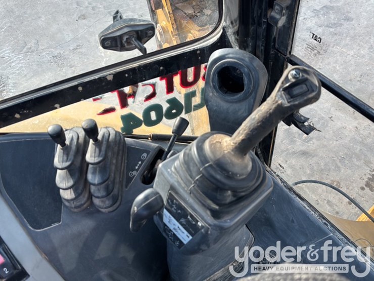 2016-caterpillar-420f2-it-image-52