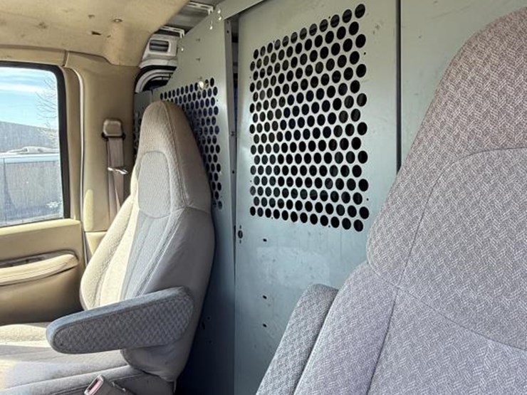 2001-chevrolet-express-3500-image-18