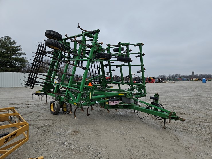 2013-john-deere-2210-image-1