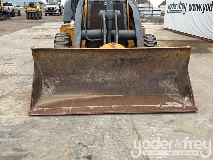 2018-deere-310l-image-11