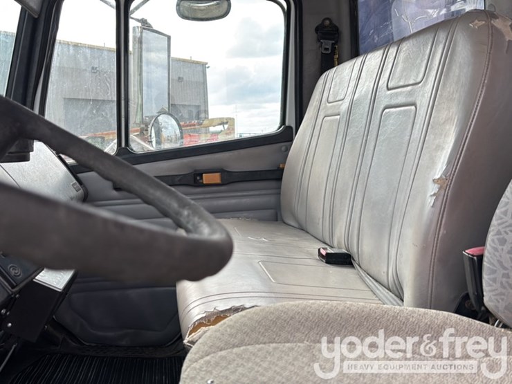 2002-freightliner-fl70-image-46