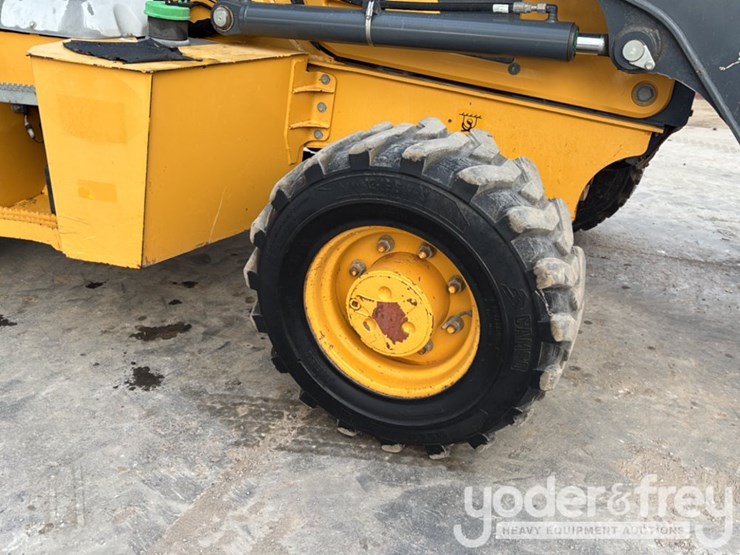 2019-deere-310l-image-13