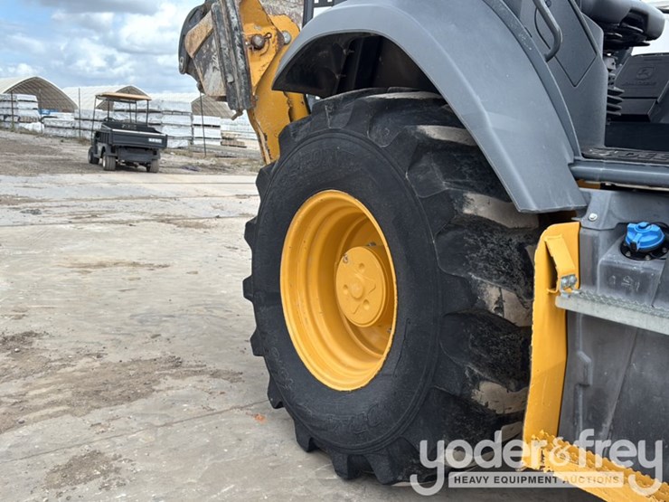 2020-deere-310l-image-15