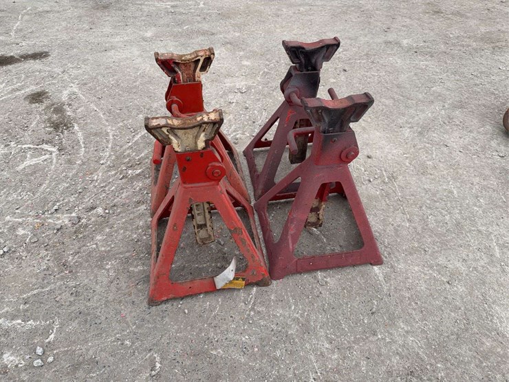group-of-four-adjustable-red-jack-stands-image-8