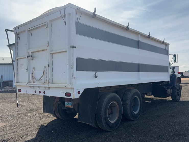 1983-ford-l800-image-5