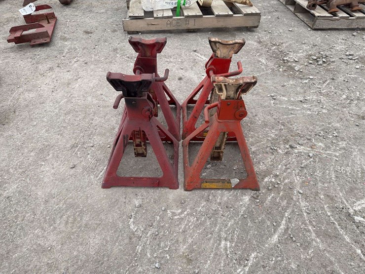 group-of-four-adjustable-red-jack-stands-image-4
