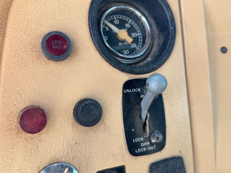 1983-ford-l800-image-27