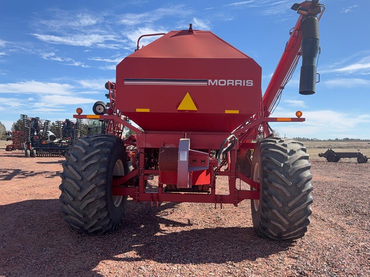 morris-contour-air-seeder-with-morris-8300-air-cart-image-7