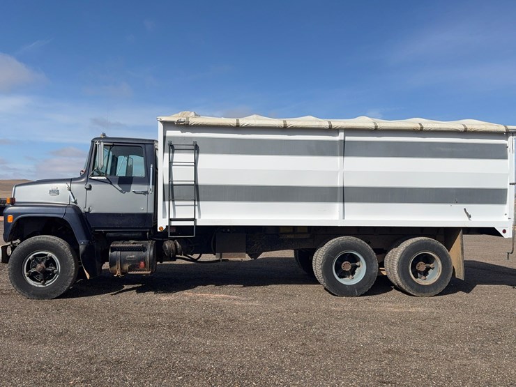 1983-ford-l800-image-2