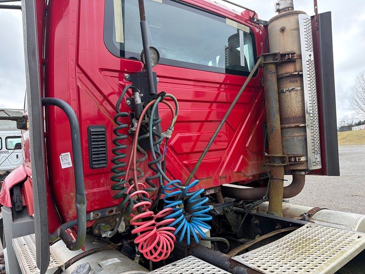 international-prostar-image-12