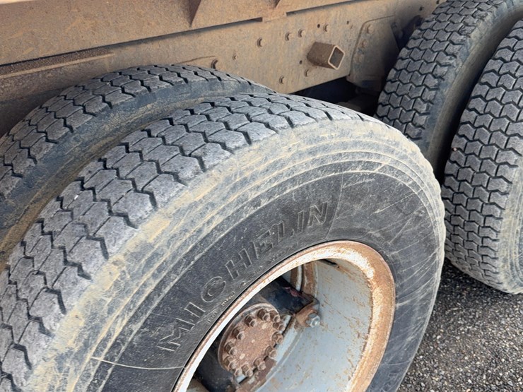 1983-ford-l800-image-14