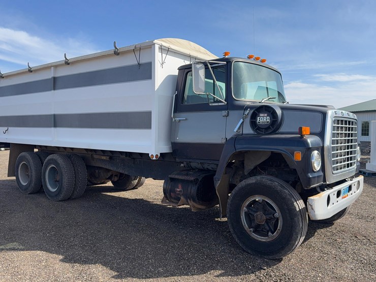 1983-ford-l800-image-6