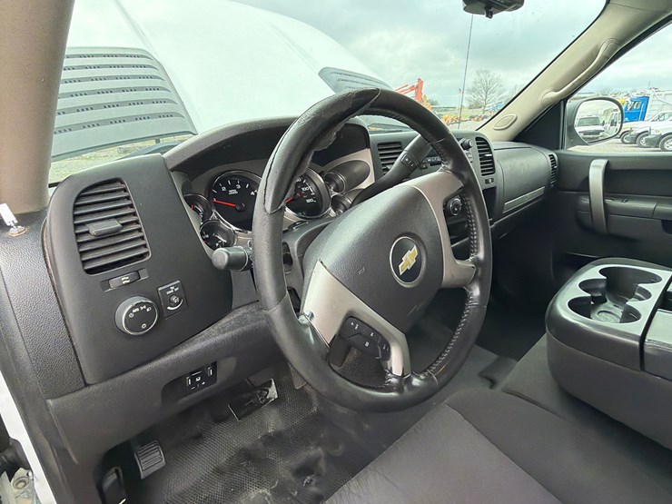 2014-chevrolet-2500-image-16