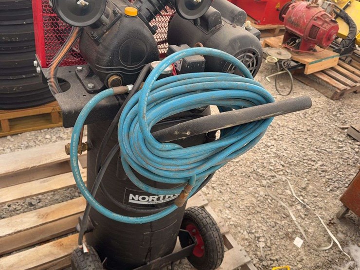 north-star-2hp-20-gallon-vertical-air-compressor-image-4
