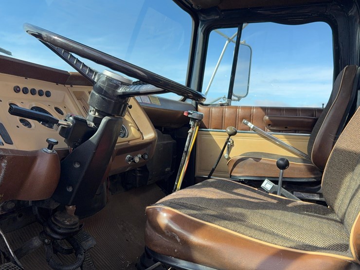 1983-ford-l800-image-23