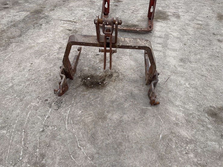 international-three-point-fast-hitch-image-1