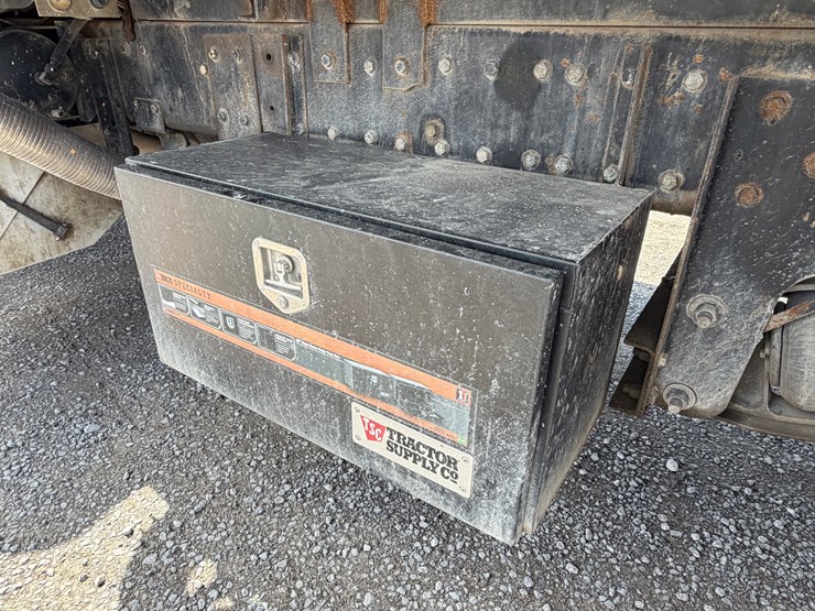 2004-peterbilt-379-image-12