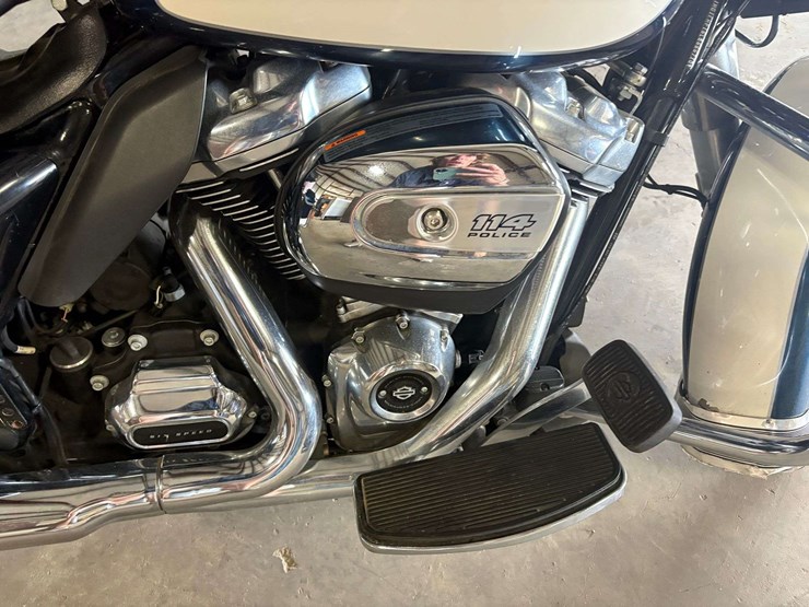 2020-harley-davidson-road-king-police-motorcycle-(18,376-miles)-image-11