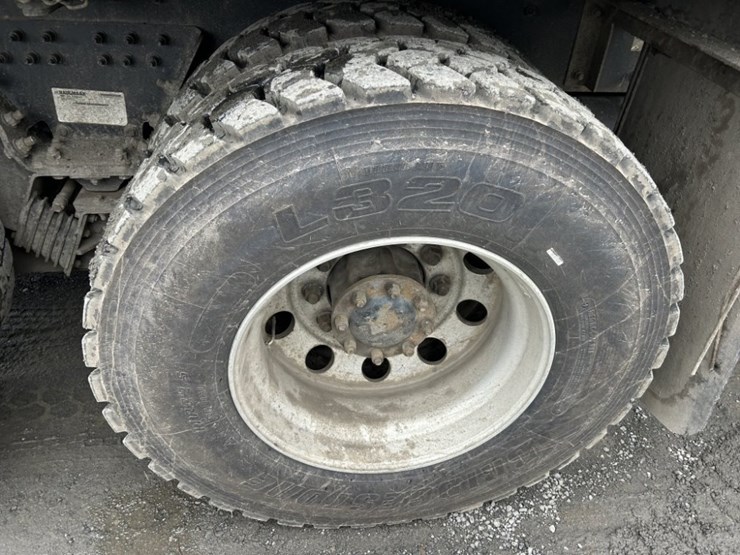 2014-peterbilt-320-image-15