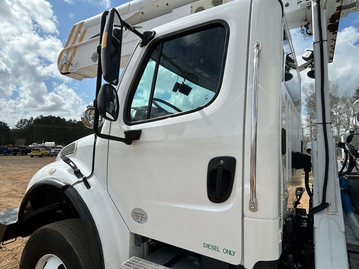 2016-freightliner-m2-106-image-16