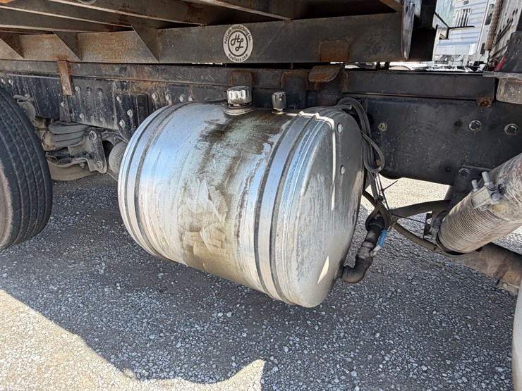 2004-peterbilt-379-image-18