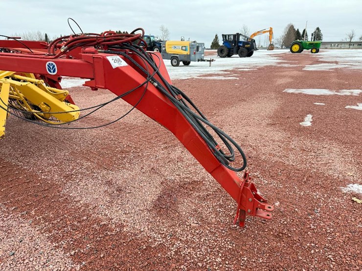 new-holland-216-image-12