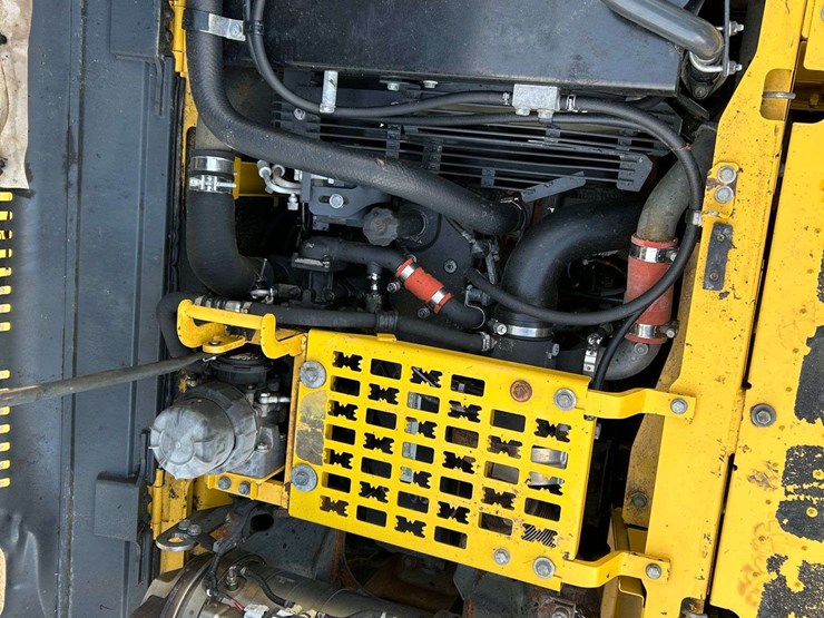 2015-komatsu-pc210-lc-10-image-46