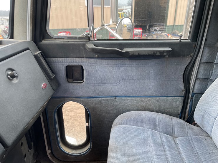 #1041-•-1989-peterbilt-flatbed-truck-tractor-(has-mn-title)-image-49