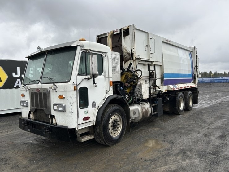 2014-peterbilt-320-image-1