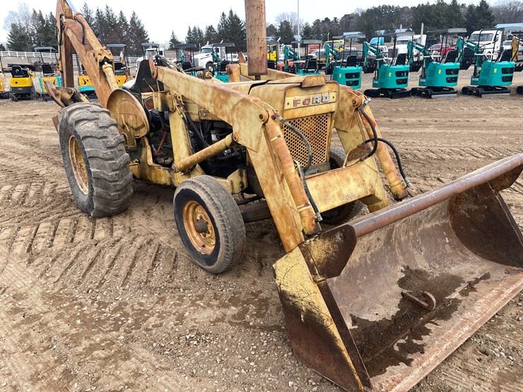 #1035-•-ford-backhoe-image-5