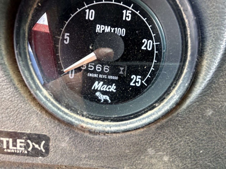 1995-mack-rd688-image-42