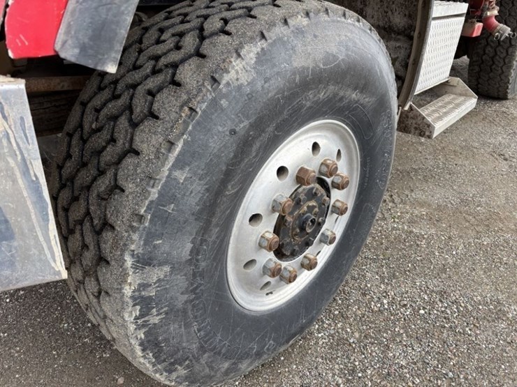 2001-peterbilt-357-image-9