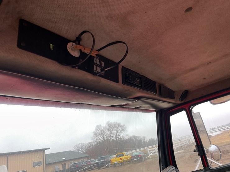 2000-freightliner-fl60-image-25