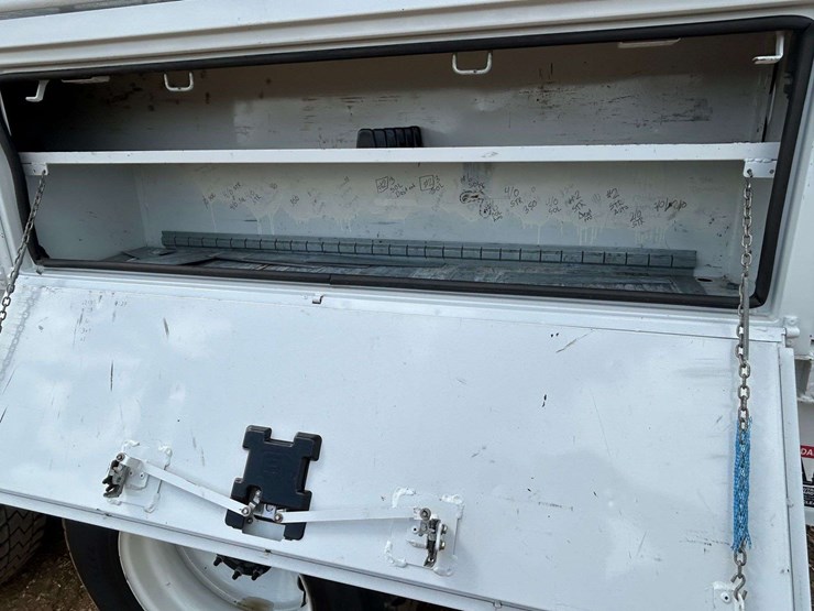 2016-freightliner-m2-106-image-20