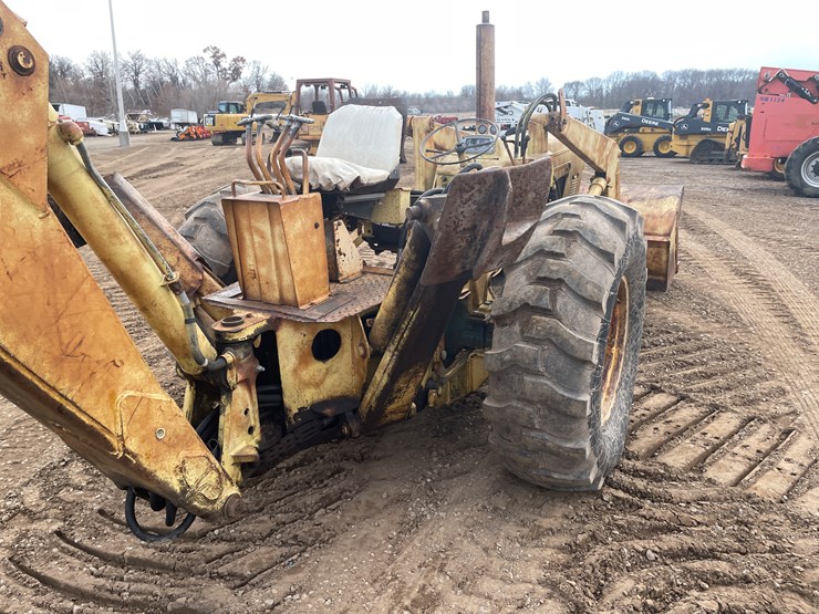 #1035-•-ford-backhoe-image-4