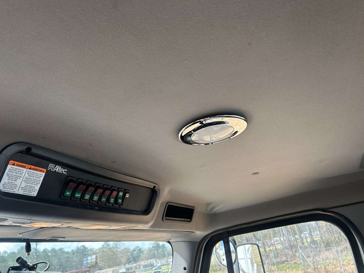 2016-freightliner-m2-106-image-63