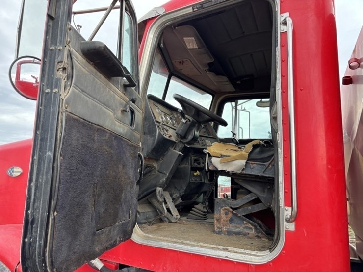 2001-peterbilt-357-image-30