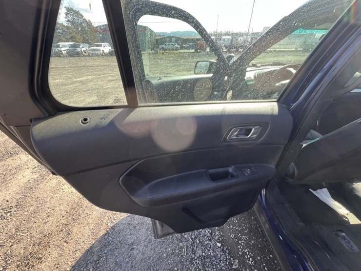 2016-ford-explorer-image-25