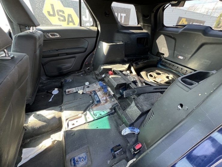 2016-ford-explorer-image-24